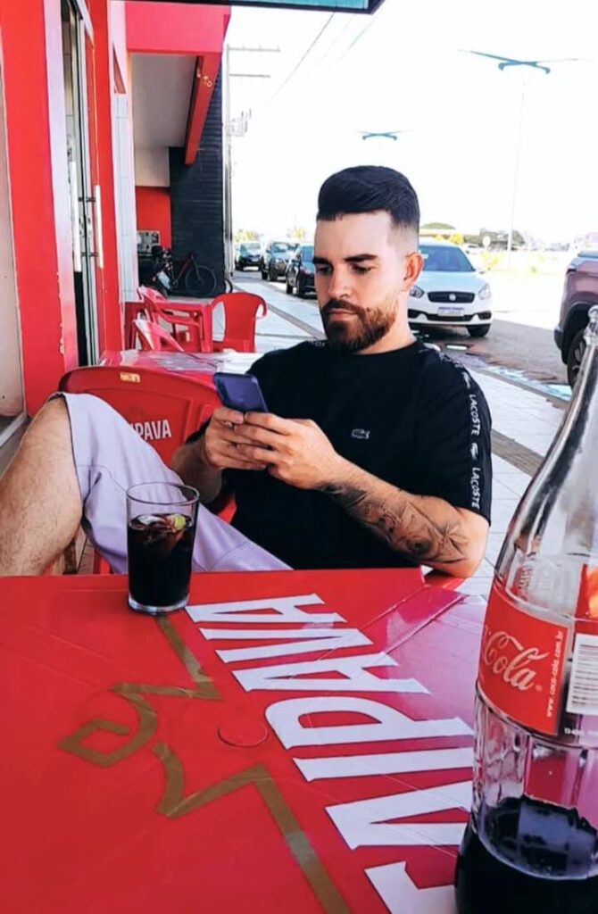 🚔🚨 Os criminosos efetuaram cerca de 12 disparos de arma de fogo contra o automóvel, impossibilitando qualquer reação de Gustavo, que faleceu no próprio local.